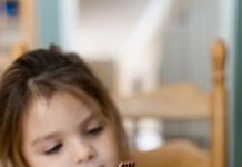 Ребенок много ест сладкого – какие причины и как с этим бороться?